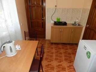 Гостевой дом Guesthouse Solnechnyiy Кабардинка Трехместный номер с балконом-8