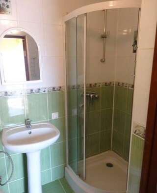 Гостевой дом Guesthouse Solnechnyiy Кабардинка Трехместный номер с ванной комнатой-4