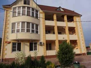 Гостевой дом Guesthouse Solnechnyiy Кабардинка Трехместный номер с ванной комнатой-1