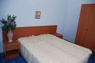 Гостевой дом Guesthouse Solnechnyiy Кабардинка Трехместный номер с балконом-7
